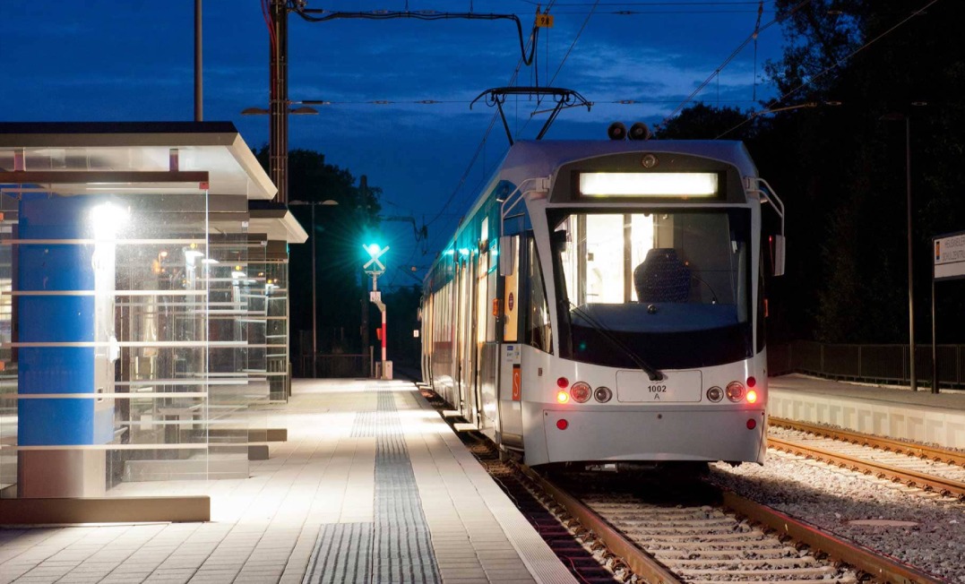Saarbahn an einer Haltestelle