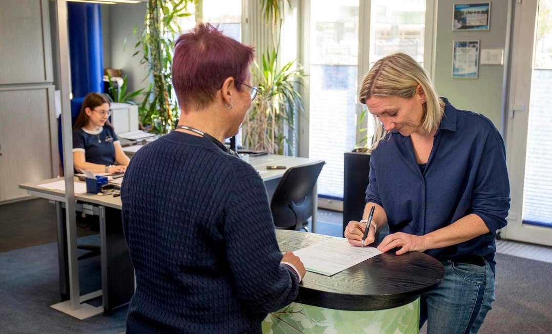 GWH-Servicemitarbeiterin berät eine Kundin
